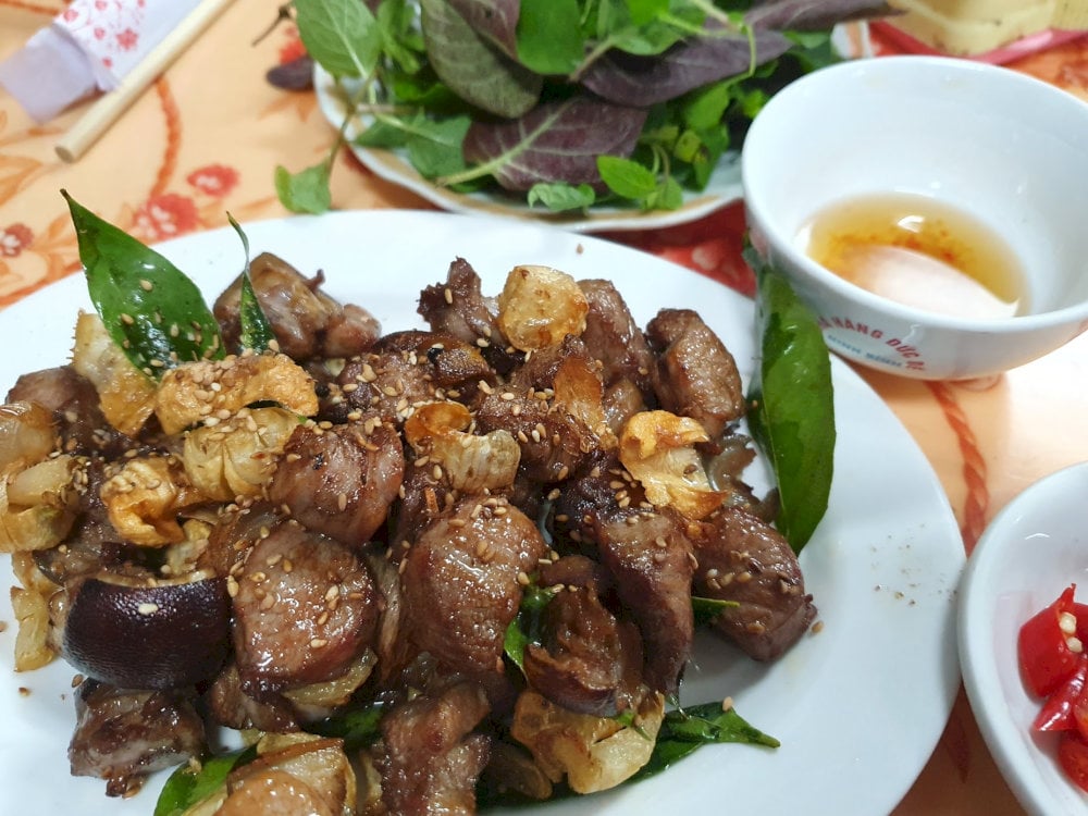 Goat meat pan-seared with garlic